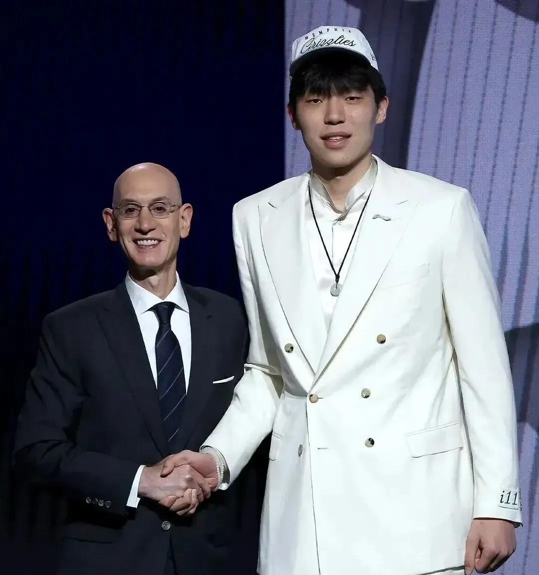 杨瀚森能否在NBA站稳脚跟？
作为中国年轻球员，杨瀚森能登陆世界级篮球殿堂，值得