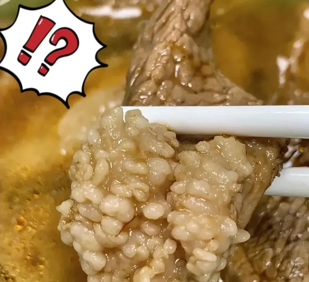 河北，一名男子中午在公司食堂吃饭，正吃着，突然吃到了一块奇怪的肉。他仔细观察，发