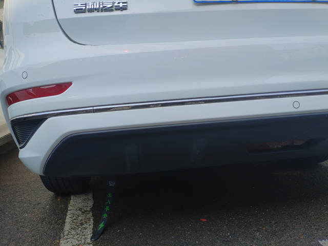 你们车屁股下面挂着个吗家里人搞得，听说以前是防什么静电还是干嘛的