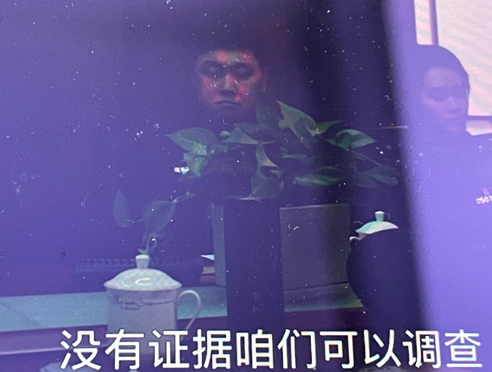 电视剧《以法之名》第九集：公安局许局长突然也觉得乔振兴的死定性自杀值得推敲。
于