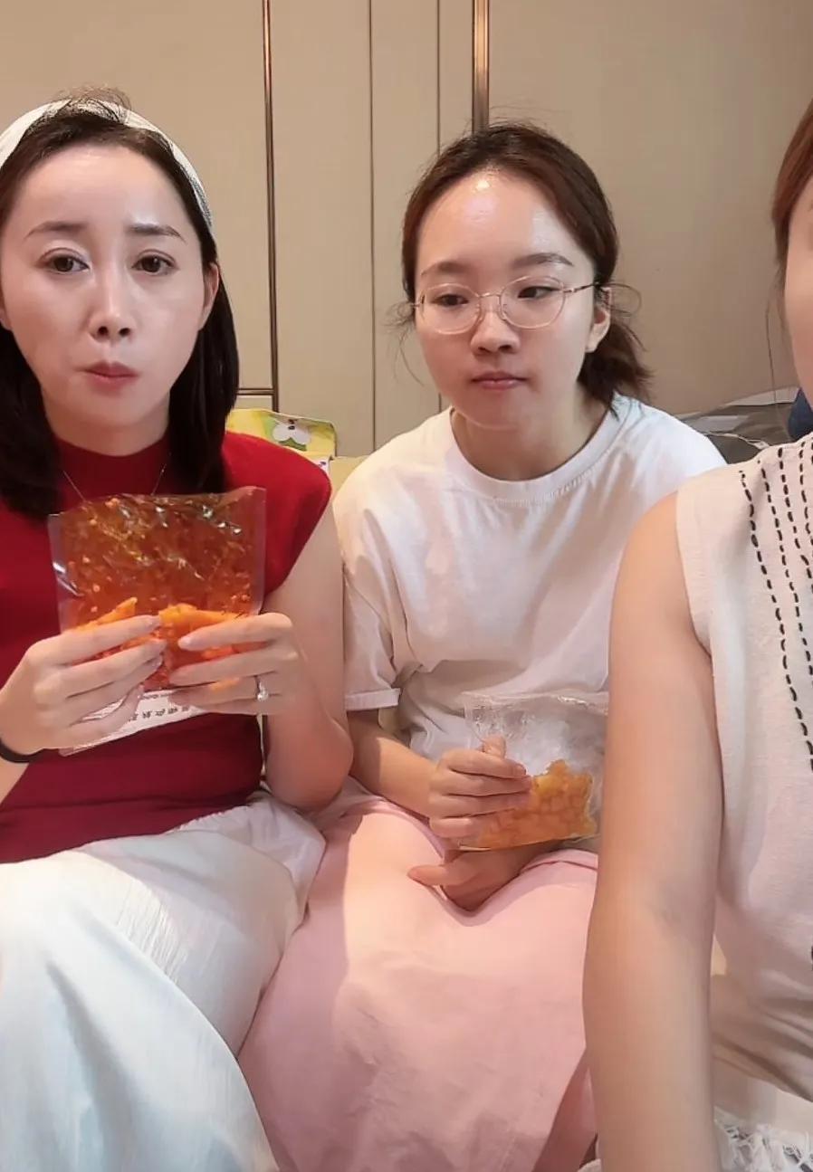 爱摸鱼三贱客新领导琳姐一来，这个组合重新被被盘活了！
今天直播，直播间2000多