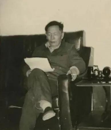 1989年，美国中情局人员闯入一位中国老人的家里，并开出条件，“10万美元年薪，