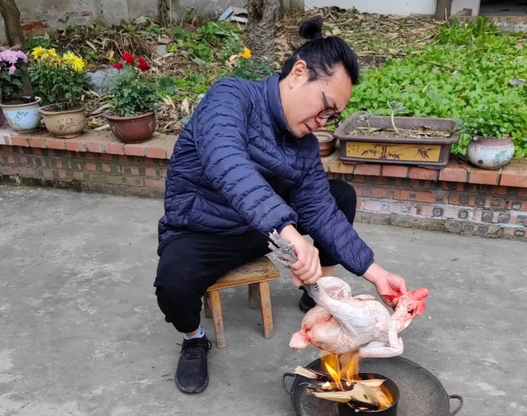 昨天我去表姐家杀了5只大公鸡转给他200块钱表姐钱是收了，但是什么话也没说，我也