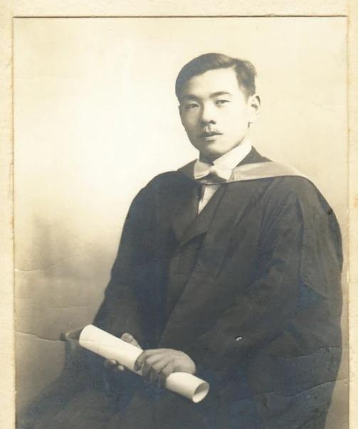 他曾说：“回国不需要理由，不回国才需要理由！”他就是被誉为“新中国理论物理第一人