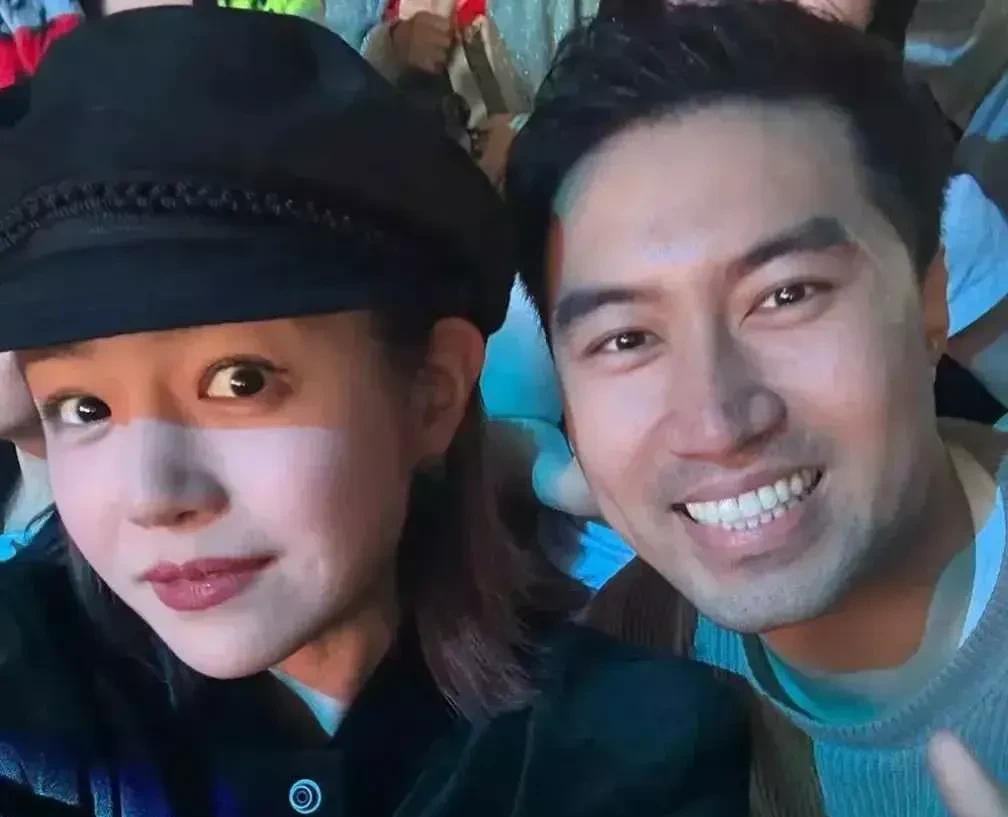 陈妍希离婚后看JJ演唱会，与男性朋友贴脸自拍，美出新高度。
陈妍希真的很潇洒，她