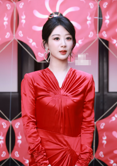 杨紫线下活动生图，身穿一身红裙，温柔明艳的美