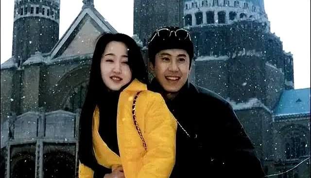 这是赖文峰和杨钰莹唯一的留念照片

那时候的杨钰莹真是火到没朋友 大街小巷全