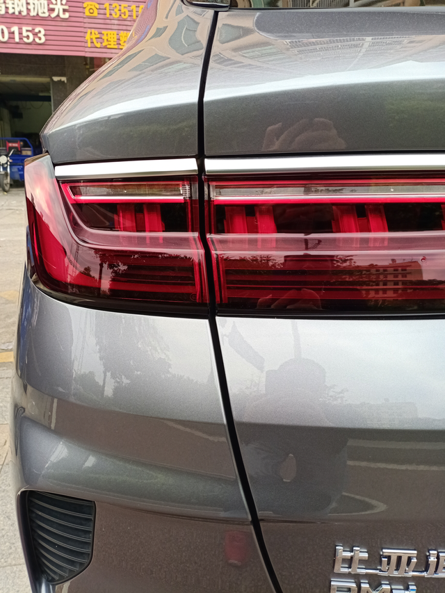 宋plusdmi右尾灯接缝高度不一至
左边是正常的，但右边接缝高度不平，我看过同