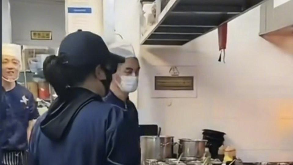 兰姐后厨“杀疯了”，结果一抬手，网友笑到打鸣：这波操作“持证”了吗？