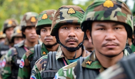 柬埔寨撑不住了
当地时间24日，泰柬双方在边境地区爆发激烈交火，战事迅速升级，并