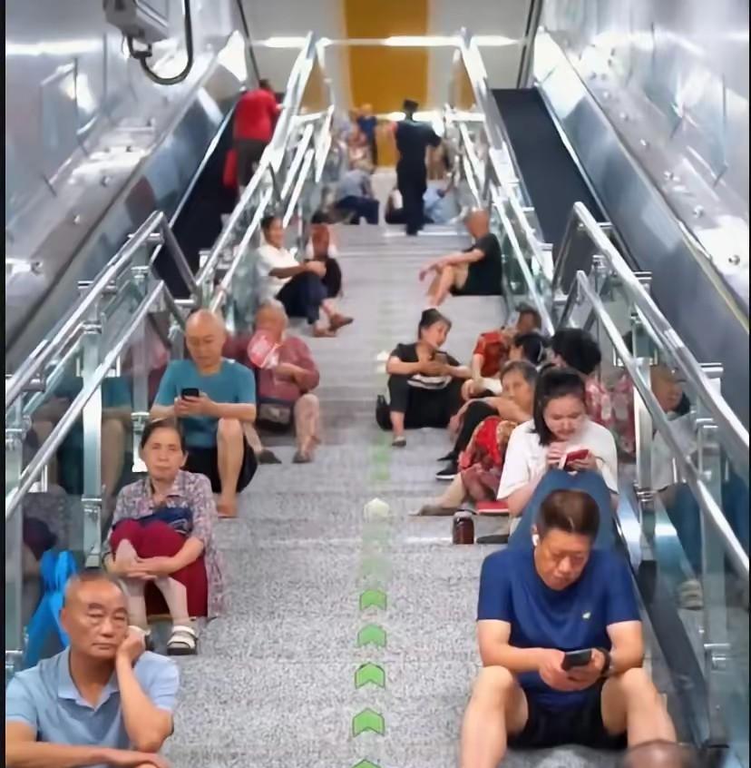 我觉得这应该有人管一下！
占用公共资源是不对的！
自己不会在家开空调啊！