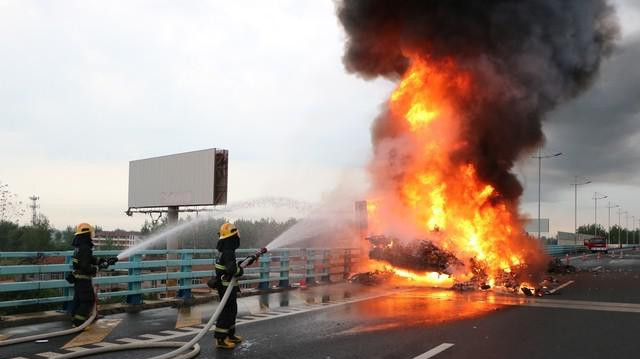 一位父亲的驾驶课：车轮碾过资本狂欢时代，我家第一辆纯电车。