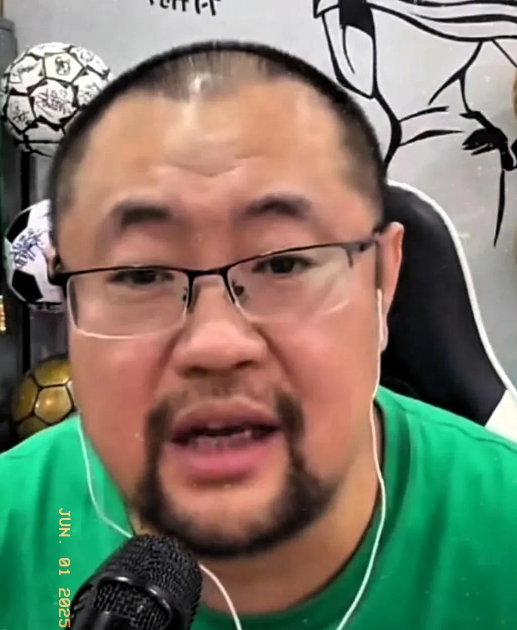 著名篮球名嘴贾队长：郭艾伦不差这点钱，他得在龙狮打满两年，才能变成自由球员，中途