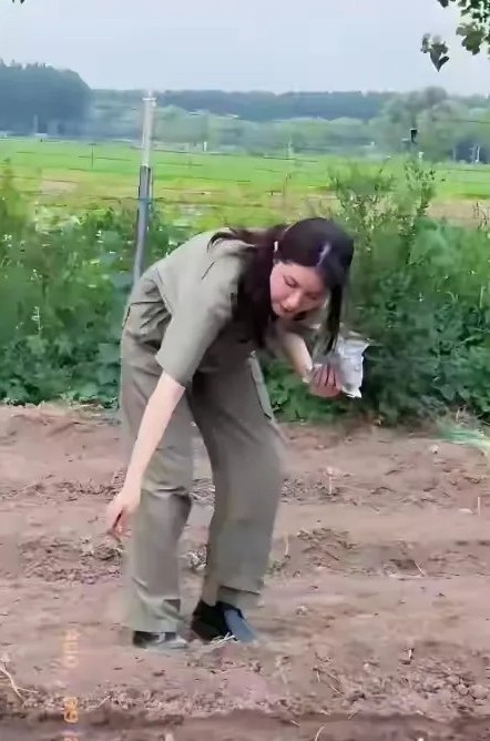 这位正在种地的女星，你能看出她是谁吗？