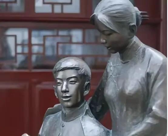 1911年，牢房内，遍体鳞伤的林觉民被绑在行刑柱上，执行的人叹息一声，搬来凳子让