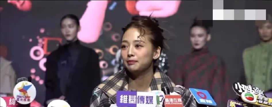 记者问鬼鬼吴映洁：“你孩子的爸爸是谁？”鬼鬼：“我就是孩子的爸爸，我也是孩子的妈