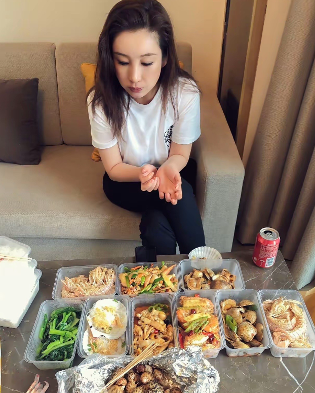 想不到秦海璐私底下是这么能吃，而且吃了还不长胖，身材依旧苗条，令人羡慕。看来明星
