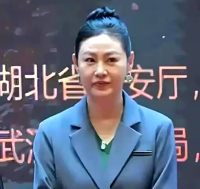 不敢相信吗？

这位竟然是潘金莲的扮演者，55岁的王思懿。

当年那场戏