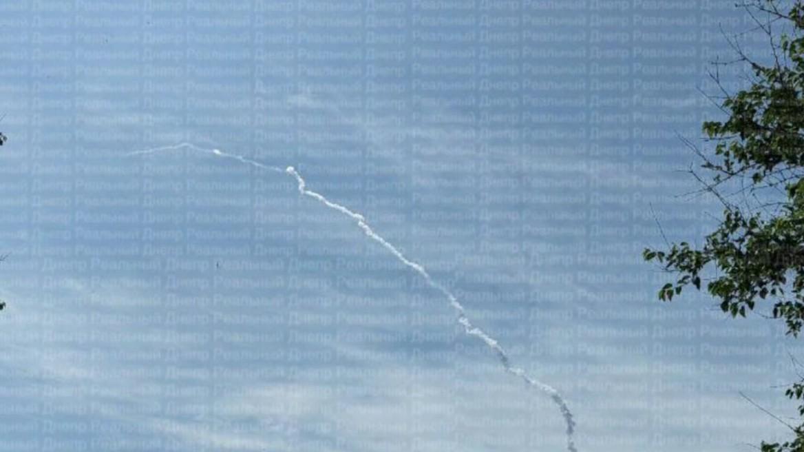 乌军新麻烦又来了。
今日俄罗斯空天军首次使用带助推器的 FAB 滑翔弹轰炸了第聂