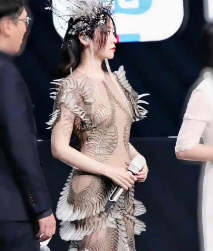 张靓颖这个舞台妆太有个性了