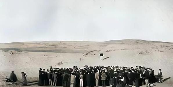 1909年，一百多个犹太人筹集了部分资金，从阿拉伯人手中购买了一大块土地。他们到