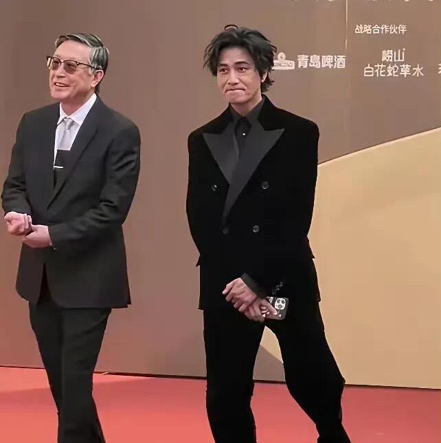 从外形上来看，王晓的颜值比陈坤高，西装笔挺的外表俊朗，陈坤就是偶像包袱太严重了，