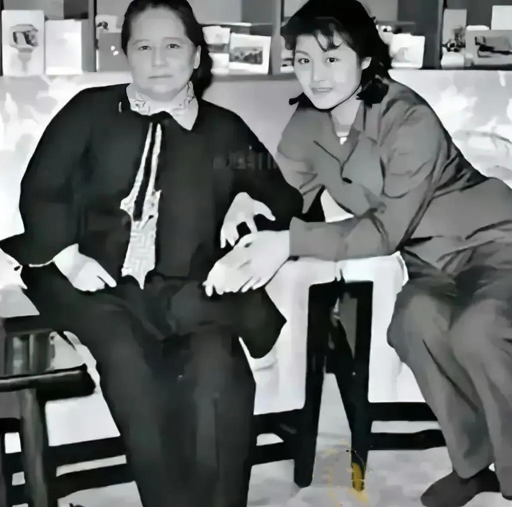 宋庆龄先生跟隋永清在一起的合影，隋永清这个人，目前未能查出来她的具体信息，为了尊