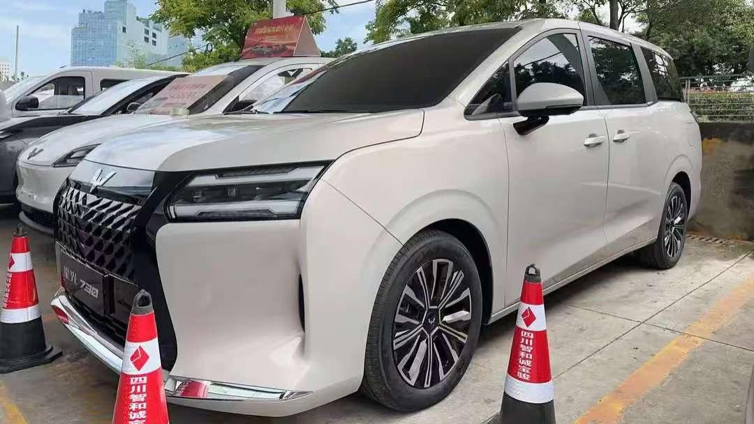 五菱星光730实车现身，尺寸比奥德赛大，配侧滑门，提供三种动力