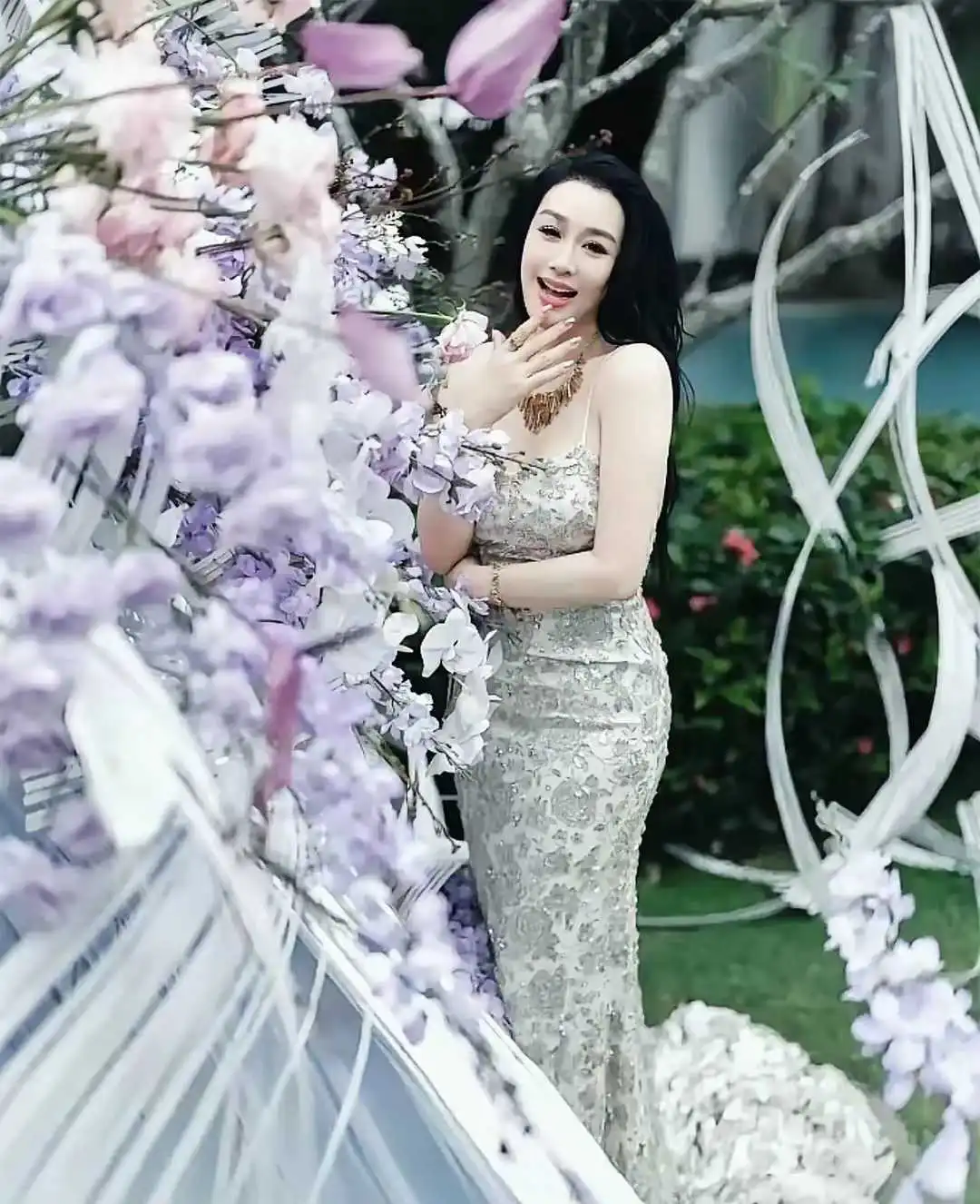 钟丽缇和张伦硕9周年结婚纪念日，两人手挽手，男高女靓，好甜蜜