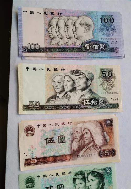 多年前，我到一个城市出差，那时候没有手机，电话也是公用的。
住的旅馆几块钱一夜，