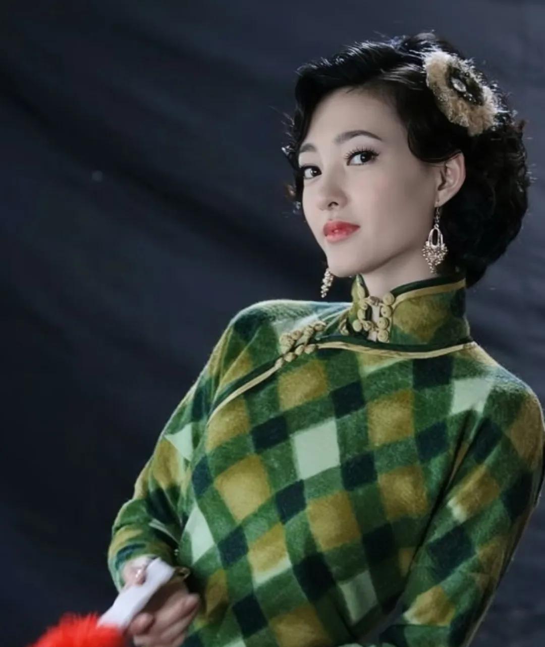 你们不觉得奇怪吗？
越来越多的女演员去演短剧了。
可是男演员呢？
怎么没看他们去