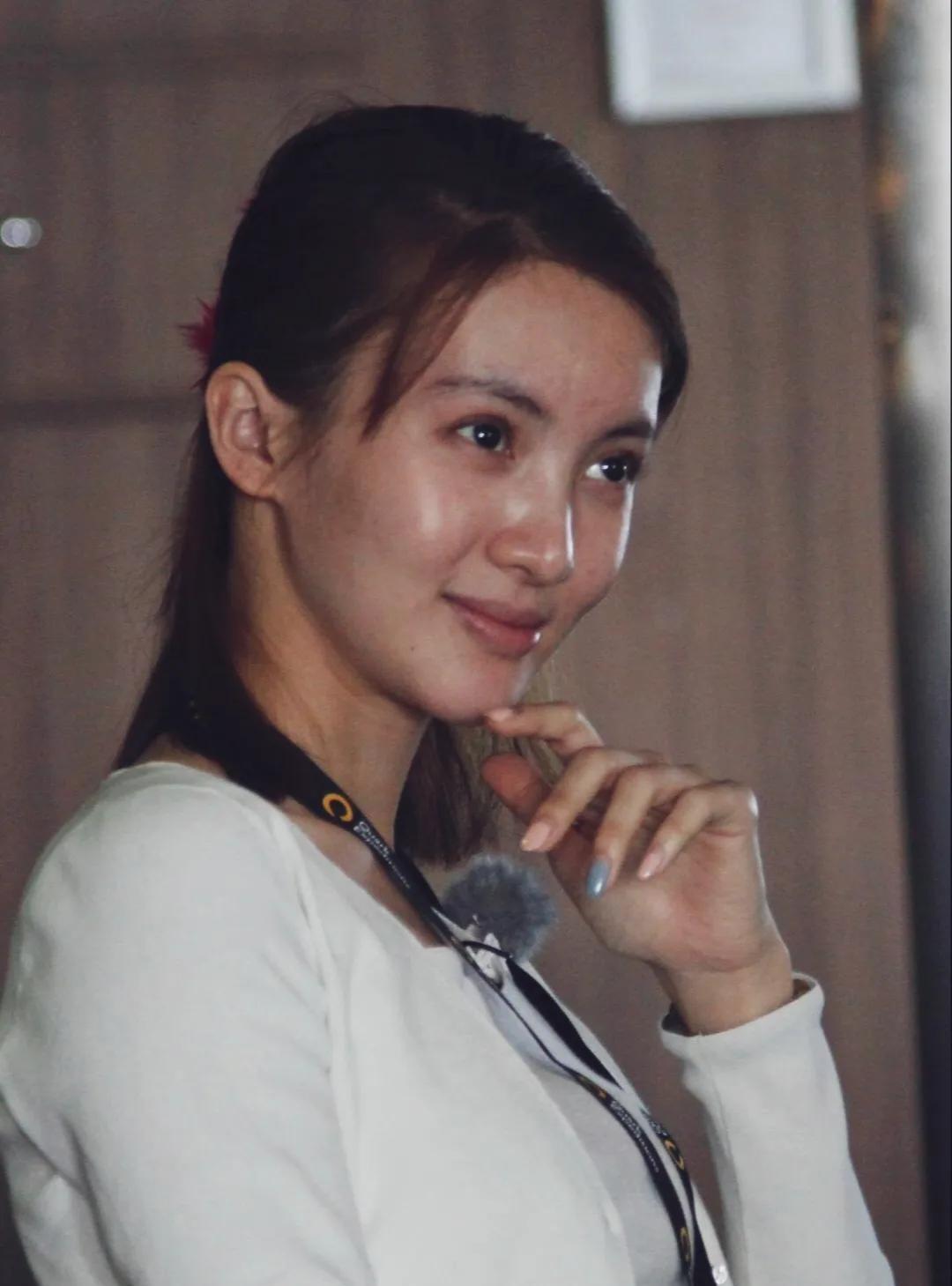 金晨素颜状态真好看，细眉大眼，眼睛灵光，皮肤黝黑细腻光滑。无滤镜，无修饰，真是天