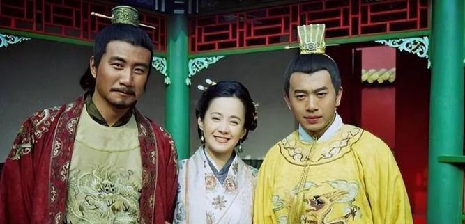 太子朱标落水，侍卫们纷纷跳水救朱标。谁知，朱标被救上来后，朱元璋看到侍卫的衣服和