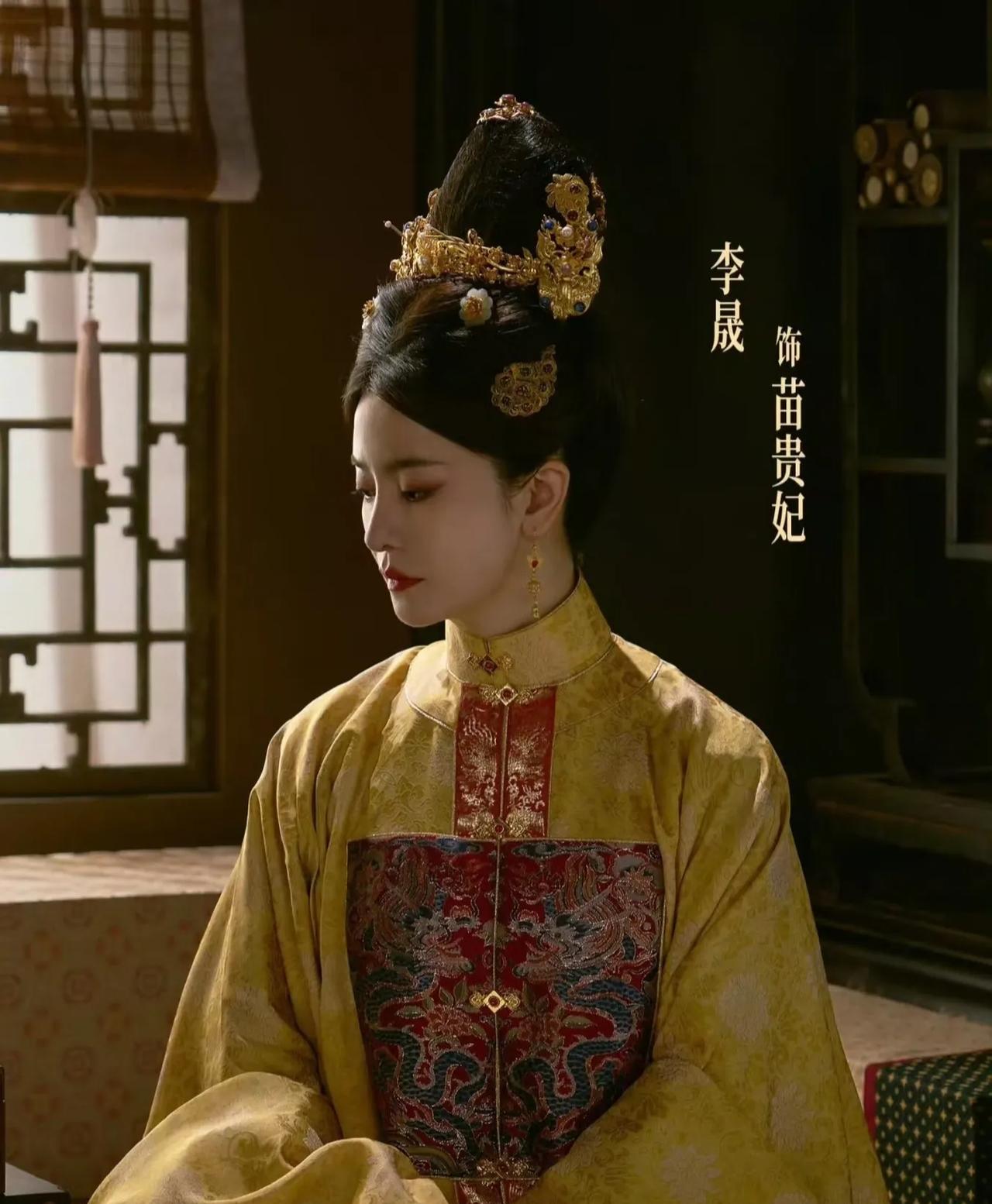 还别说，演古偶女主虽提升不了演技，但能让人青春永驻！
也就是说，李晟的年龄介于唐