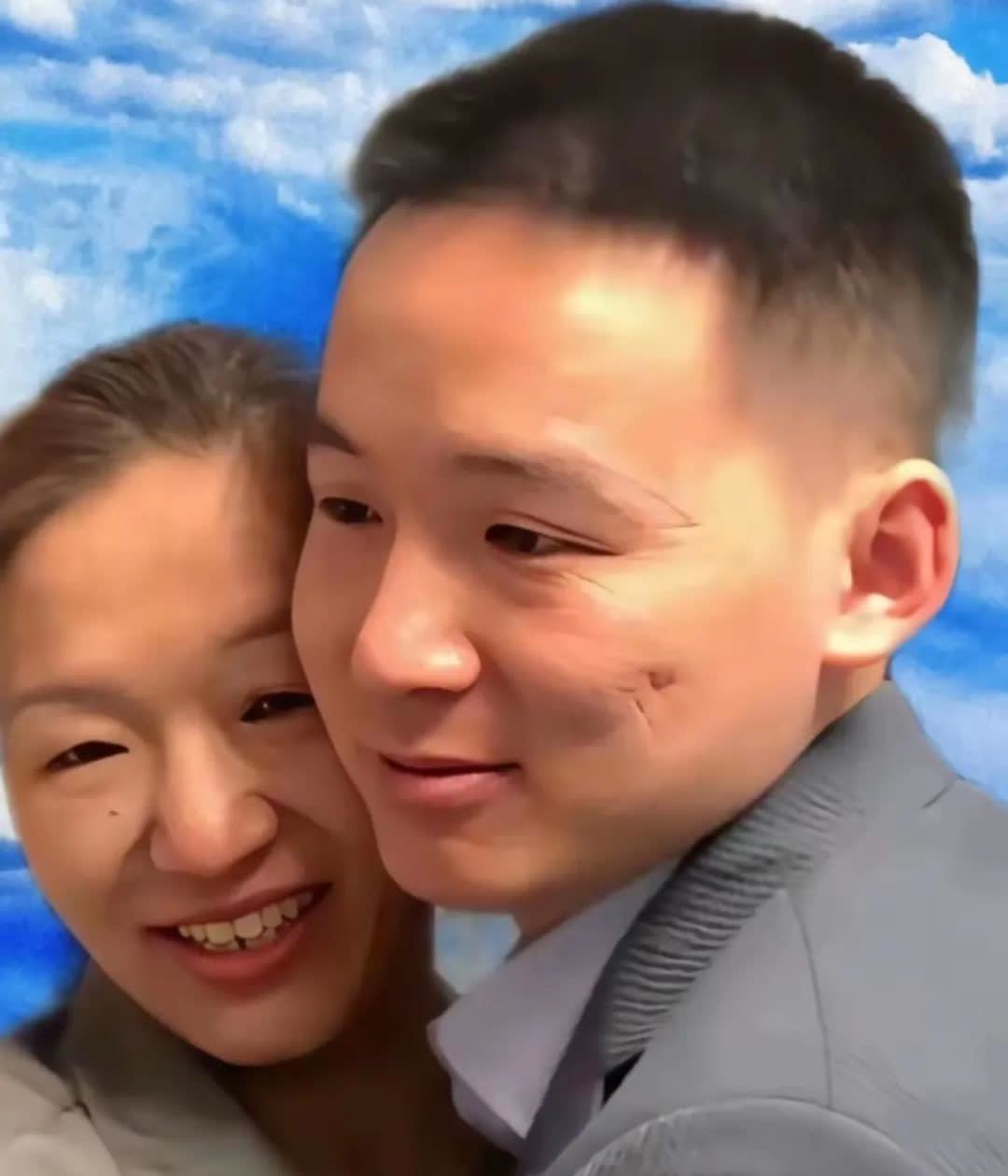 谢浩男身上集中了父母身上的所有特征。他和妈妈的眼睛，鼻子一模一样，嘴巴长得像爸爸