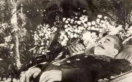 1961年，斯大林坟墓被挖开，军官们将其从水晶棺中抬了出来，迅速剥去他军服上的金