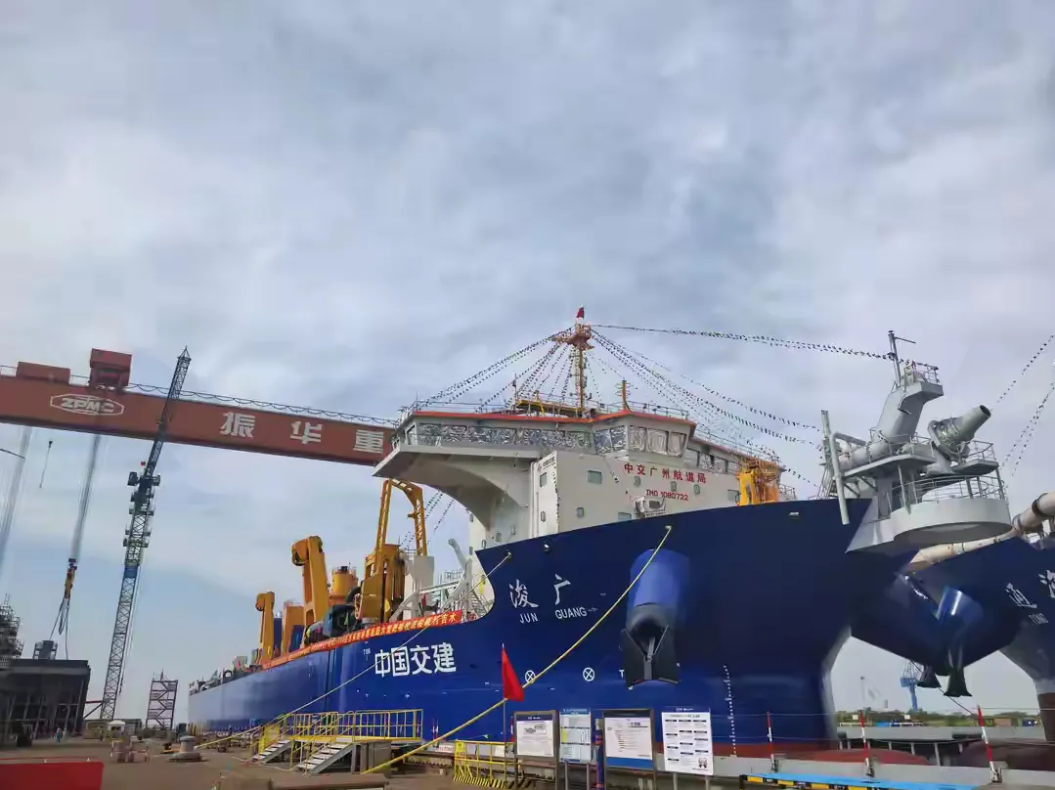 大家千万别以为今天同时下水的两艘超级挖泥船只用于疏浚航道！人民日报已经官宣，这两