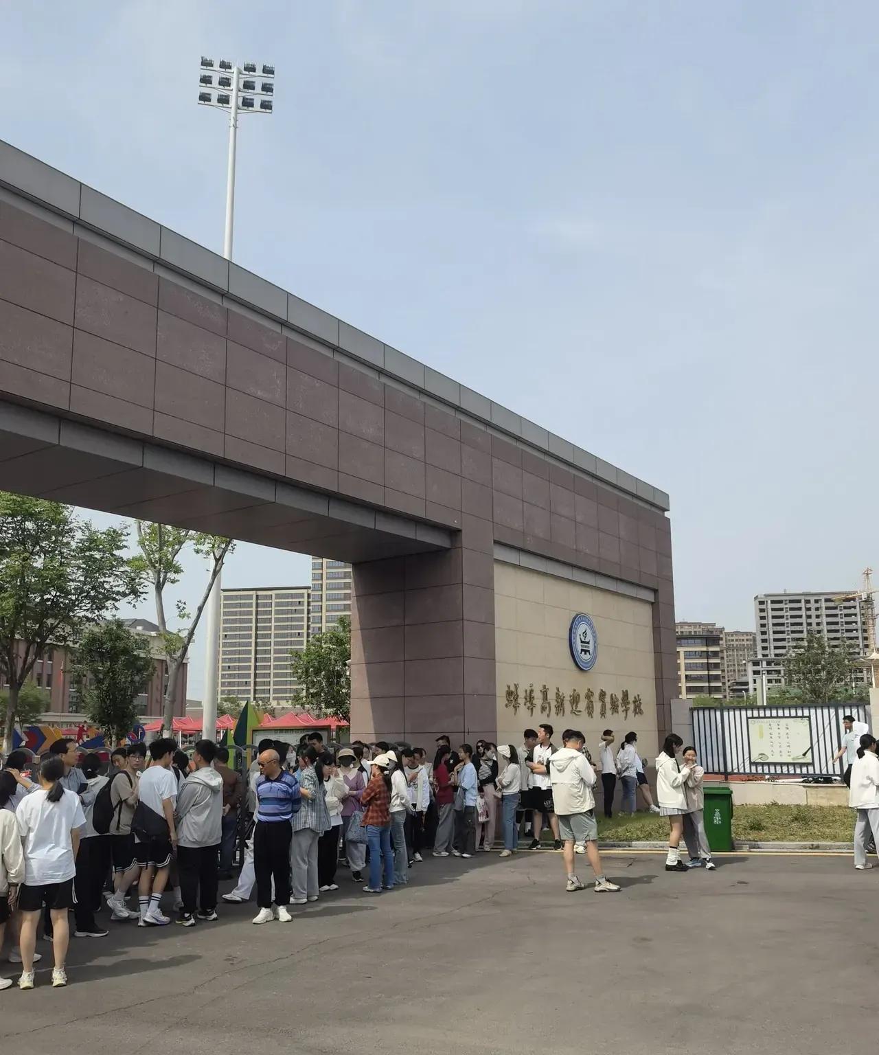 初三叛逆的女儿，因为痴迷手机，一年基本没去学校，上周中考结束了，中间体育没考，昨
