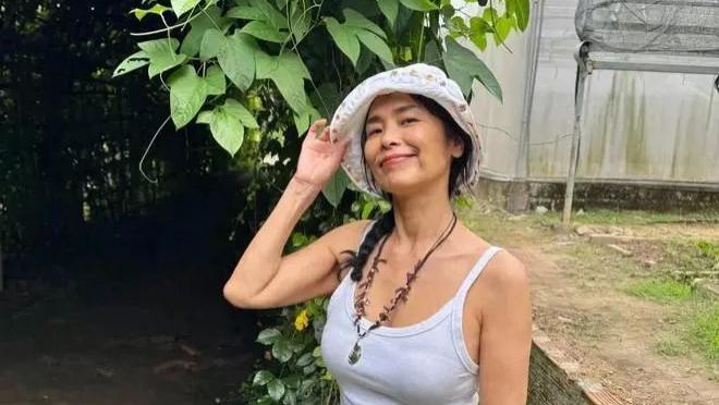 61岁韦唯晒美照，状态惊艳，白色吊带搭绿花裙尽显闲适