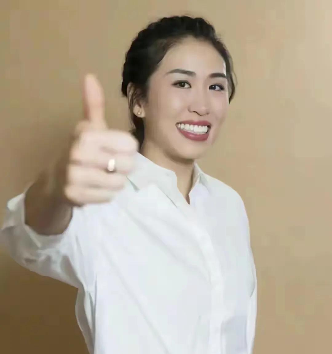 郎平的女儿叫白浪，说心里话我不喜欢这个名字。
说起白浪这个女孩还是挺优秀的，这身