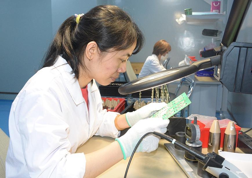 2025年越南国防工业总局Z181工厂工人对焊接后的电路板进行技术检测