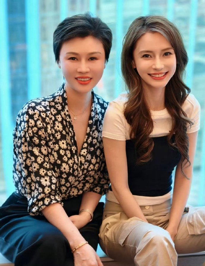 杨颖和品牌CEO合照，美的像ai！ ​​​