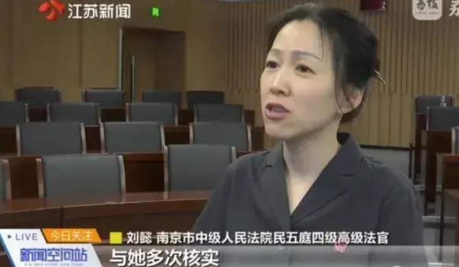 请82天病假看演唱会，被公司开除
江苏南京有一女子，以腰痛为由，自己只能卧床休息