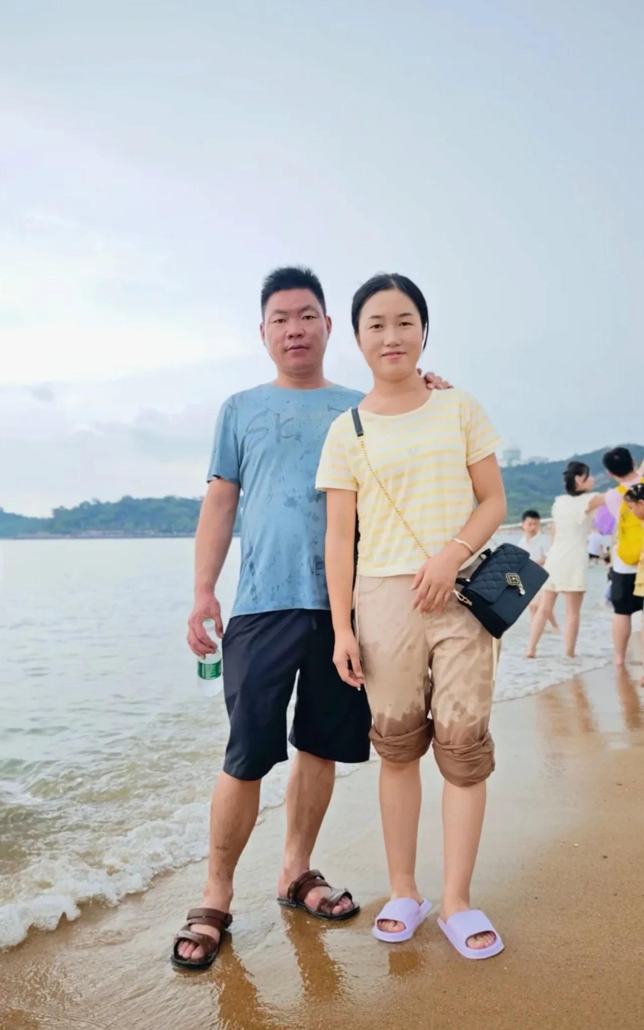 王珊珊妈妈带全家去海边游玩，晚上直播间里回应网友问题时疑似伤心落泪！
饶是王珊珊