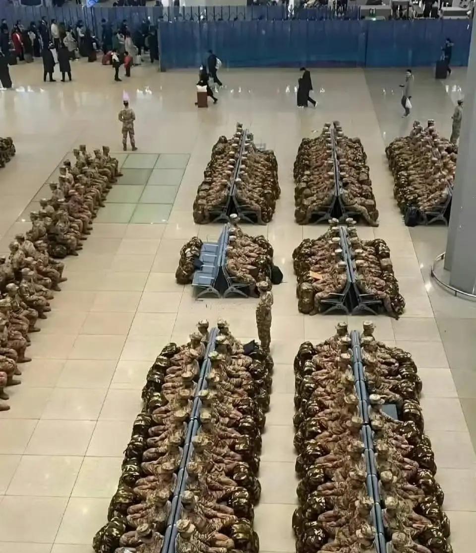 火爆外网的一张照片，
外国网友：全世界只有中国解放军才能有这样的纪律性！