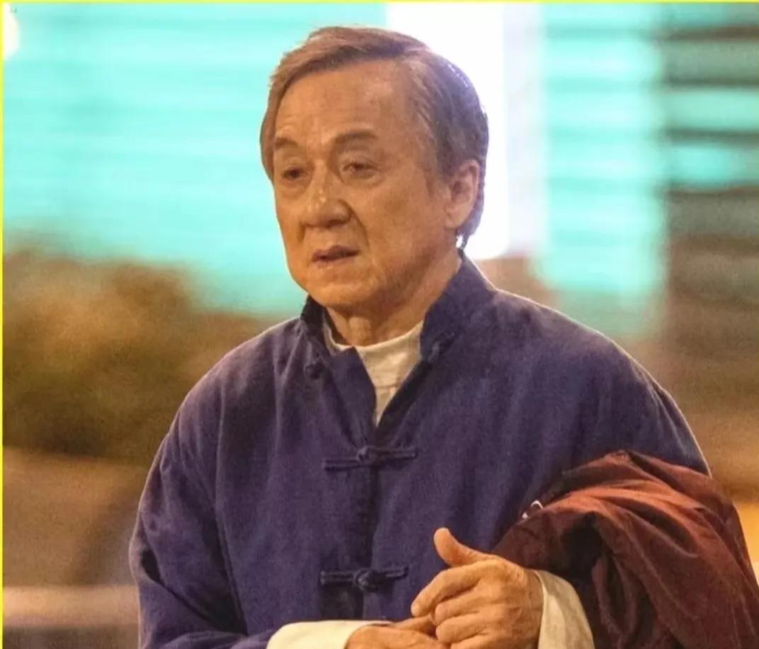 成龙大哥，真的老了！他成龙活到今天，本身就是一个奇迹。
年轻时候，拿命拍戏，从高