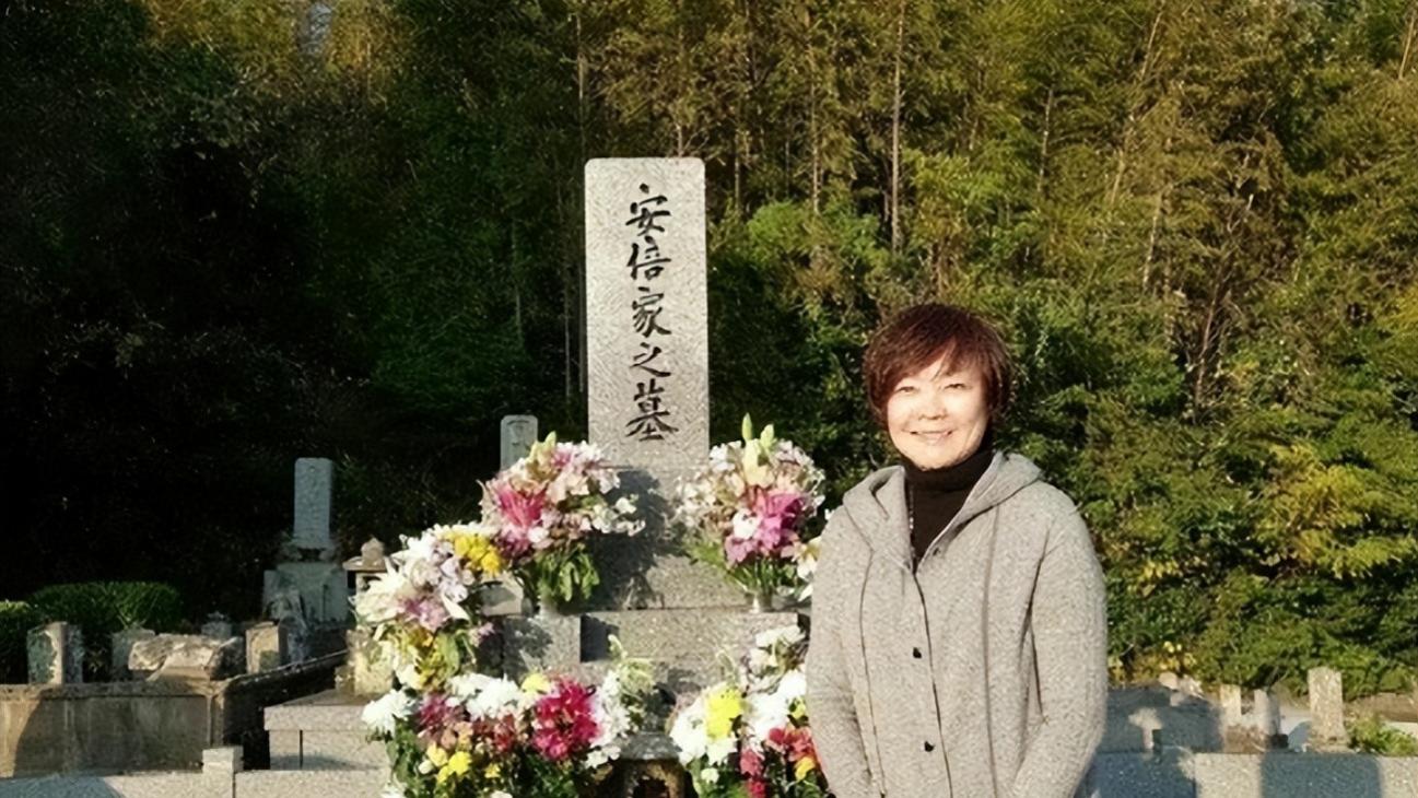 63岁安倍晋三遗孀：3年失去3位至亲，在父亲墓前笑容里藏着悲伤