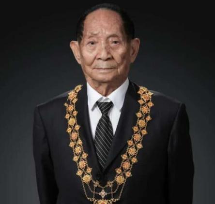[中国赞]“死亡不是生命的终点，被遗忘才是。”2008年，袁隆平参加车展时被一辆