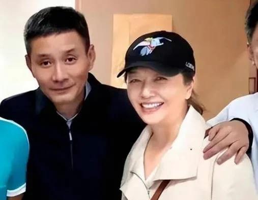 演员田小洁与老婆合影，妻子同为演员江珊，2020年经人介绍认识江珊，互生好感，因