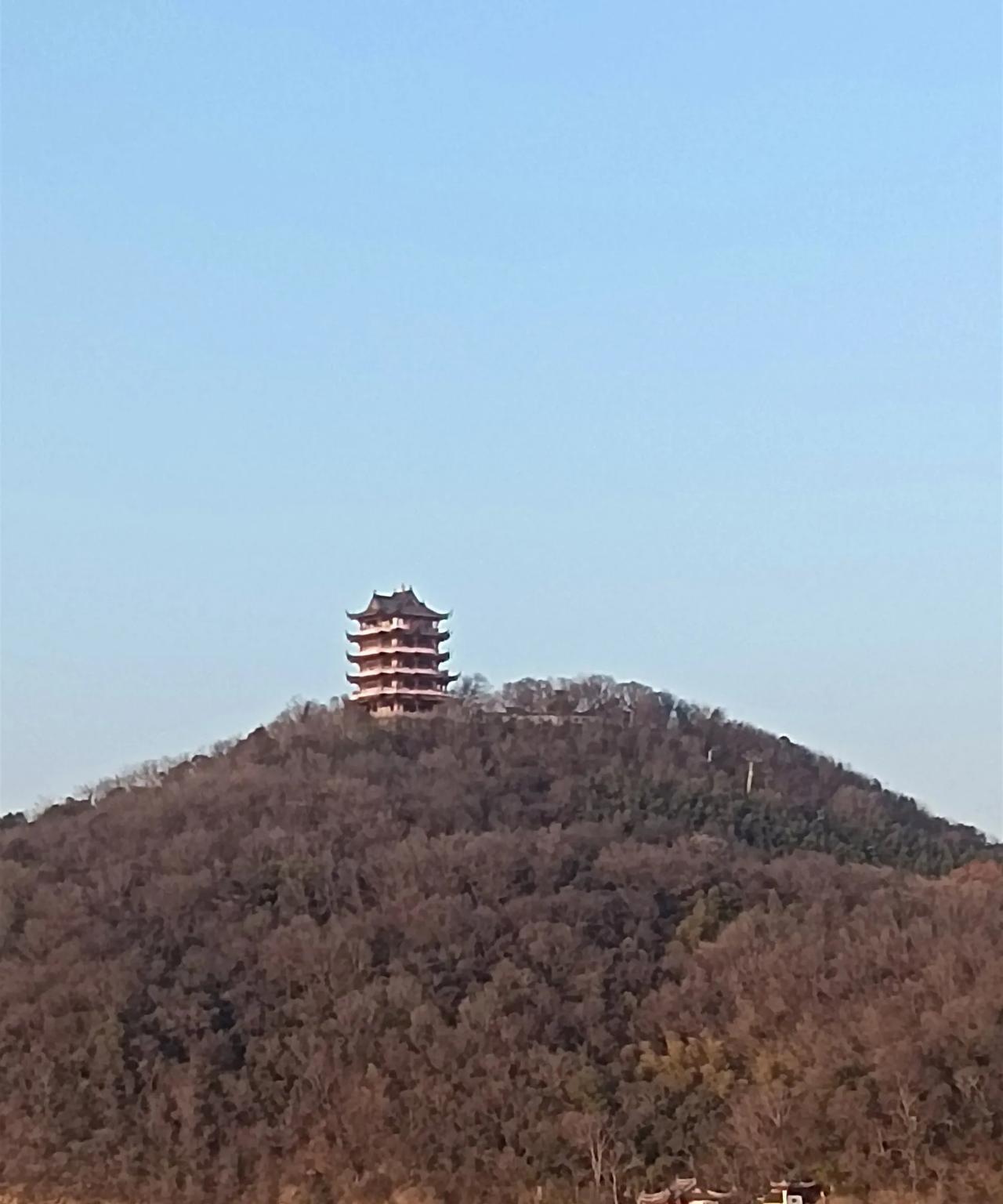 我看了几个去朝鲜的博主的视频，他们对朝鲜的评价想必是真实的。从他们的描述以及所发